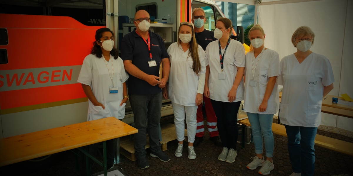 Die beiden Stipendiaten zusammen mit dem Vorsitzenden des F&ouml;rdervereins, Herrn Burchard