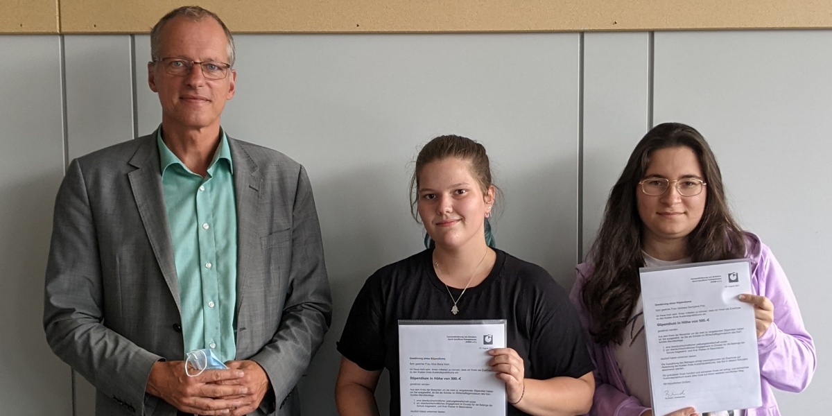 Die beiden Stipendiaten zusammen mit dem Vorsitzenden des Fördervereins, Herrn Burchard