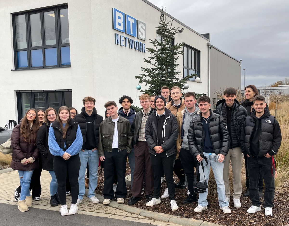 Klassenfoto vor dem Gebäude