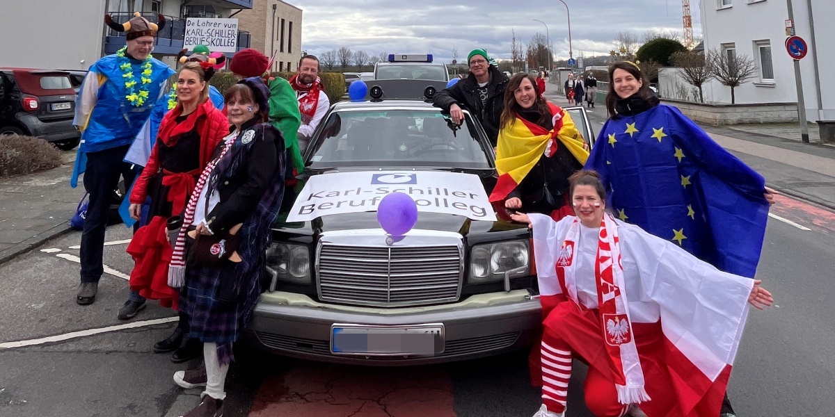 Die Ruhe vor dem Ansturm! Frau Stefanie Berg, Referentin DRK und Frau Stella Pitaraki, Blutspendebeauftragte und Bereitschaftsleitung Br&uuml;hl, bereiten in den Morgenstunden schon alles f&uuml;r die Spendeaktion vor.