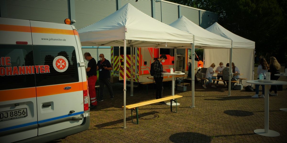 Die beiden Stipendiaten zusammen mit dem Vorsitzenden des Fördervereins, Herrn Burchard