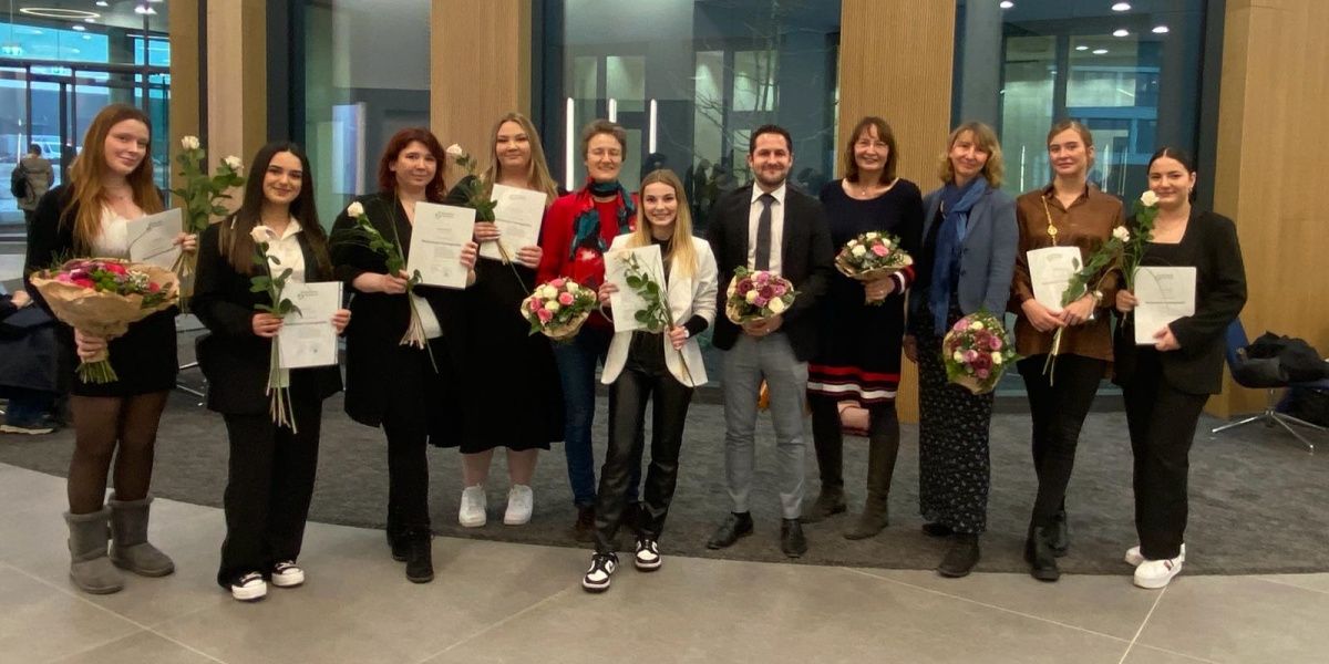 Die Ruhe vor dem Ansturm! Frau Stefanie Berg, Referentin DRK und Frau Stella Pitaraki, Blutspendebeauftragte und Bereitschaftsleitung Brühl, bereiten in den Morgenstunden schon alles für die Spendeaktion vor.